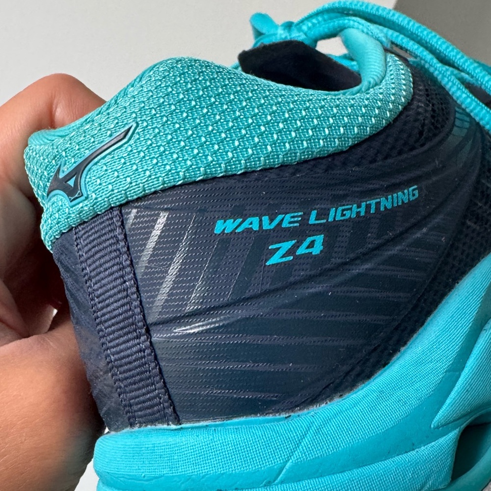 Women's US9 Mizuno Volleyball Court Shoes - - Picture 5 of 8